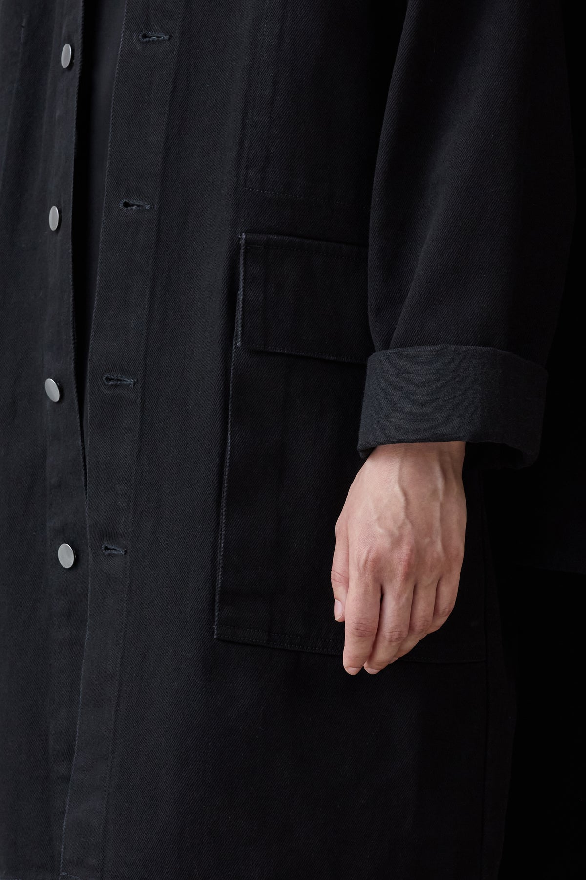 Nomen Nescio 321 Raglan Denim Jacket deep black – model detail, sleeve