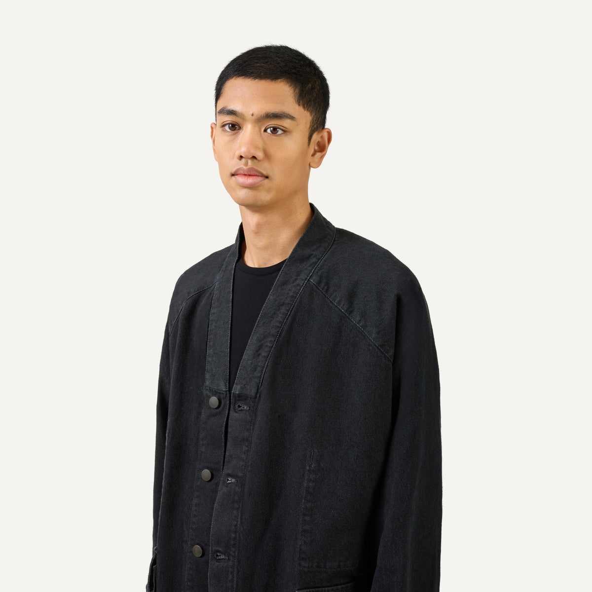 Nomen Nescio 321 Raglan Denim Jacket washed black – model collar detail